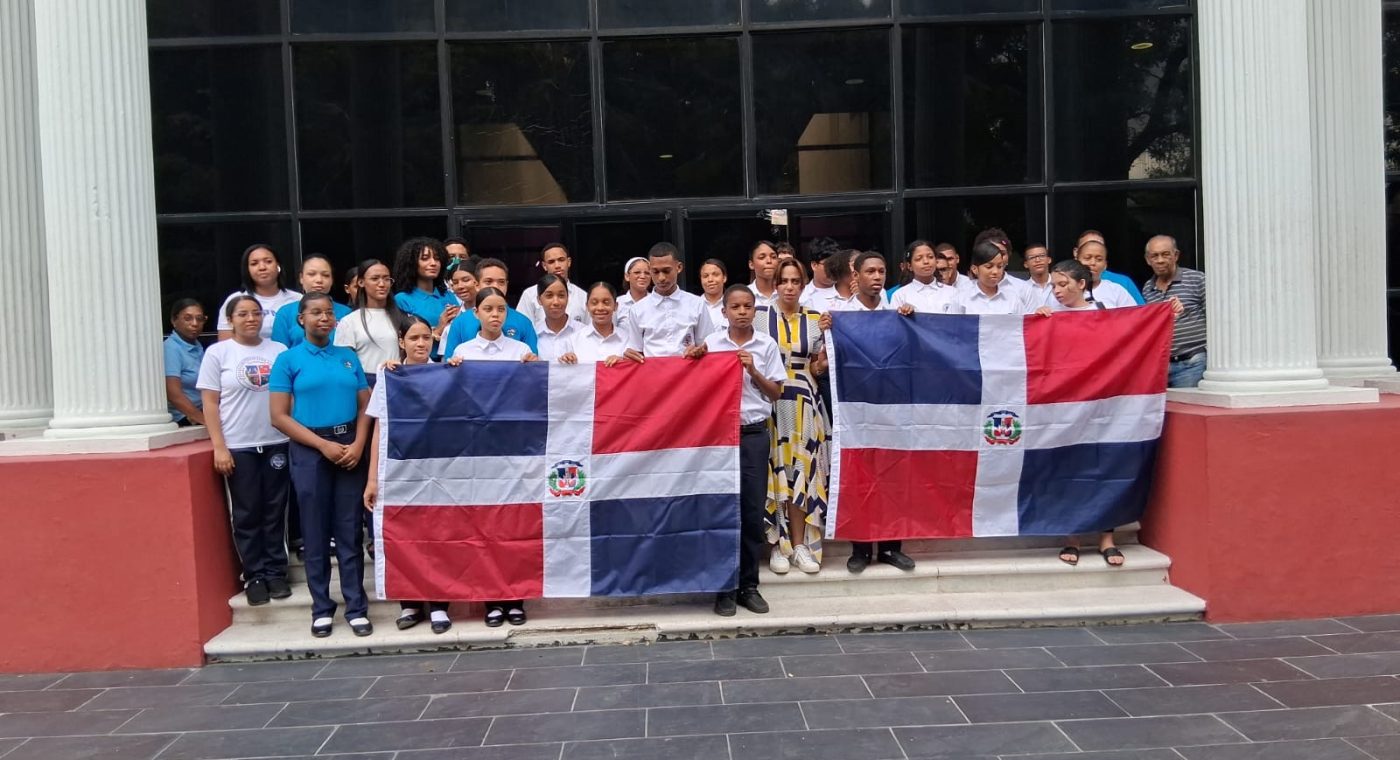 Rompieron un Récord Guinness leyendo 480 horas seguidas: así lo celebraron con jóvenes de Capotillo