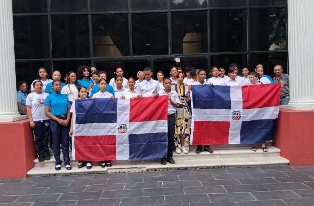 Jóvenes de Capotillo leen sus propios cuentos en una biblioteca nacional