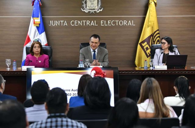 Por qué limitar las encuestas políticas divide a juristas dominicanos