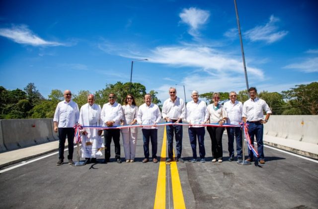 Reabre el puente sobre el río Camú, cinco meses después de su colapso