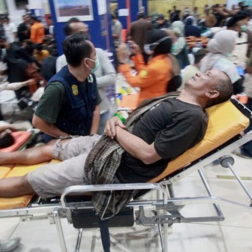 Naufragio en Indonesia deja 6 muertos y 130 desaparecidos: así avanza la búsqueda