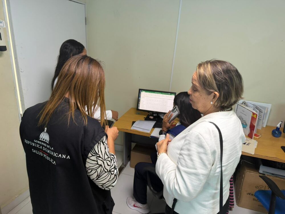 Personal de salud en hospital público dominicano